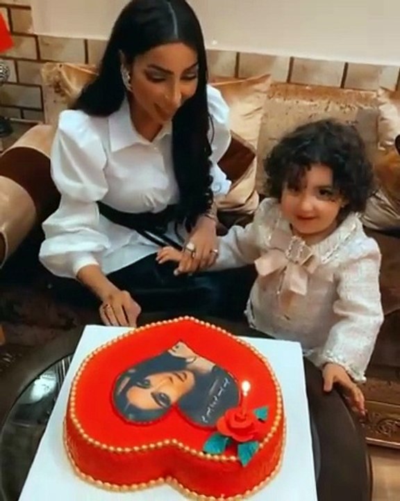 دنيا بطمة تحتفل بعيد زواجها بصحبة ابنتها