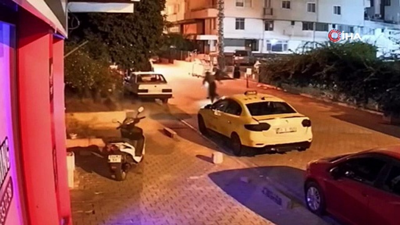 Patenle kayarak iş yeri kurşunladı: O anlar kamerada