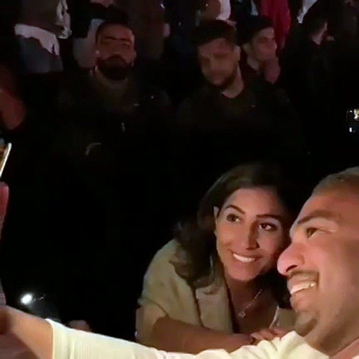 دينا الشربيني تُحمّس الجمهور بالرقص مع عمرو دياب في حفلته