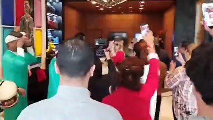 المغرب يستقبل نوال الزغبي بـ«زَفّة» والنجمة ترقص بحماس