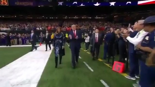 ميلانيا ترامب تؤكّد على معطف الـTrench لهذا الشتاء