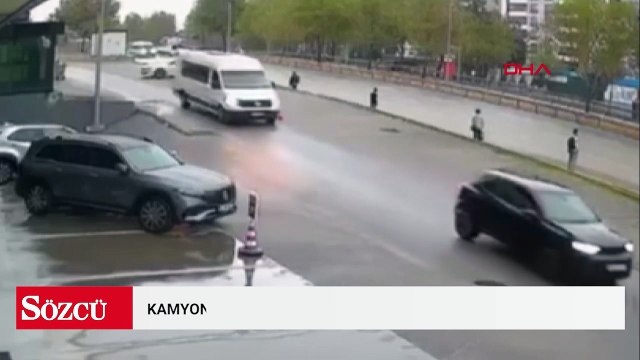 Kamyonetin çarptığı servis minibüsü yayaların üzerine savruldu; kaza kamerada