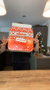 Le calendrier de l’Avent Nutella 😍✨ ce calendrier de Noël est bien complet avec des Nutella Biscuits, des Nutella B-Ready, des petits pots ou encore un porte-clés, un jeu de cartes et des chaussettes Nutella, parfait pour les fêtes de fin d’année 😍✨