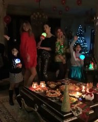 غادة عبد الرازق تحتفل بالعام الجديد مع أسرتها