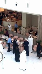 شاهدي الشيخ محمد بن زايد يتجول في أحد المراكز التجارية بدبي