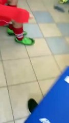 بالفيديو: مدرب يصفع لاعبيه بقوة بعد أدائهم الكارثي