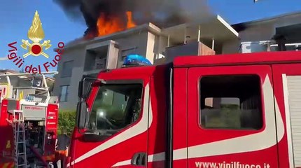 Olgiate Comasco, rogo sul tetto di una palazzina, sette squadre in posto