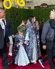 سيلينا غوميز وشقيقتها توأمة موفّقة لإطلالاتهما في هوليوود