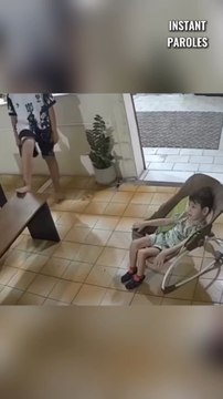 Ce petit garçon atteint de paralysie cérébrale bouge devant ses deux grands-frères