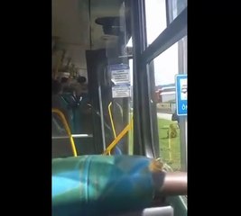 Vídeo mostra momento em porta de ônibus cai durante trajeto em Florianópolis