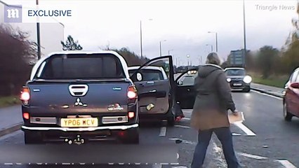 شاهدي شاباً مفتول العضلات يسحب سائقاً من سيارته ويضربه ضرباً مبرحاً