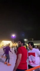 شاهدي بالفيديو العائلات تتزلج في أكبر حلبة تزلج في الرياض