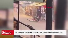 Fethiye’de sağanak yabancı bir turistin eğlencesi oldu