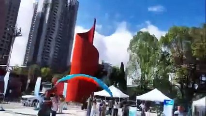 Attention à l'arrivé de ce paramoteur... ahaha