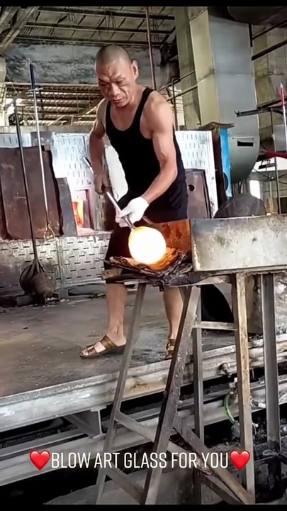 Souffleur de verre, un métier qui nécessite beaucoup de souffle