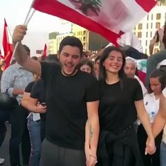 ماريتا والوليد الحلاني يرقصان الدبكة وسط مظاهرات لبنان