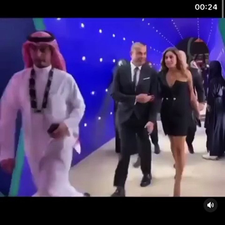 لحظة وصول عمرو دياب ودينا الشربيني متشابكي الأيدي بحفل Joy Awards