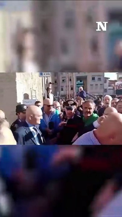 Tensione a Terni: Contestazioni al Sindaco Bandecchi per le Dichiarazioni su Gaza