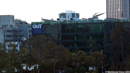 طائرة عملاقة تطير بالقرب من ناطحات السحاب بأستراليا