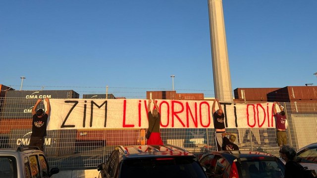 Livorno, i portuali in sciopero per Gaza, la nave Zim Virginia resta al largo: «Blocchiamo tutto quello che arriva e parte per Israele»