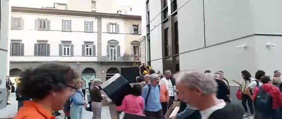 Cubo nero a Firenze, il flash mob per far crollare ?il muro della speculazione