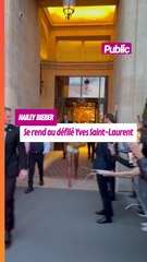 Hailey Bieber sort de son hôtel pour se rendre au défilé YSL