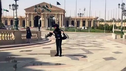 بالفيديو: الرجل الطائر يُحلق أمام كبار قادة الدول ومدراء الشركات