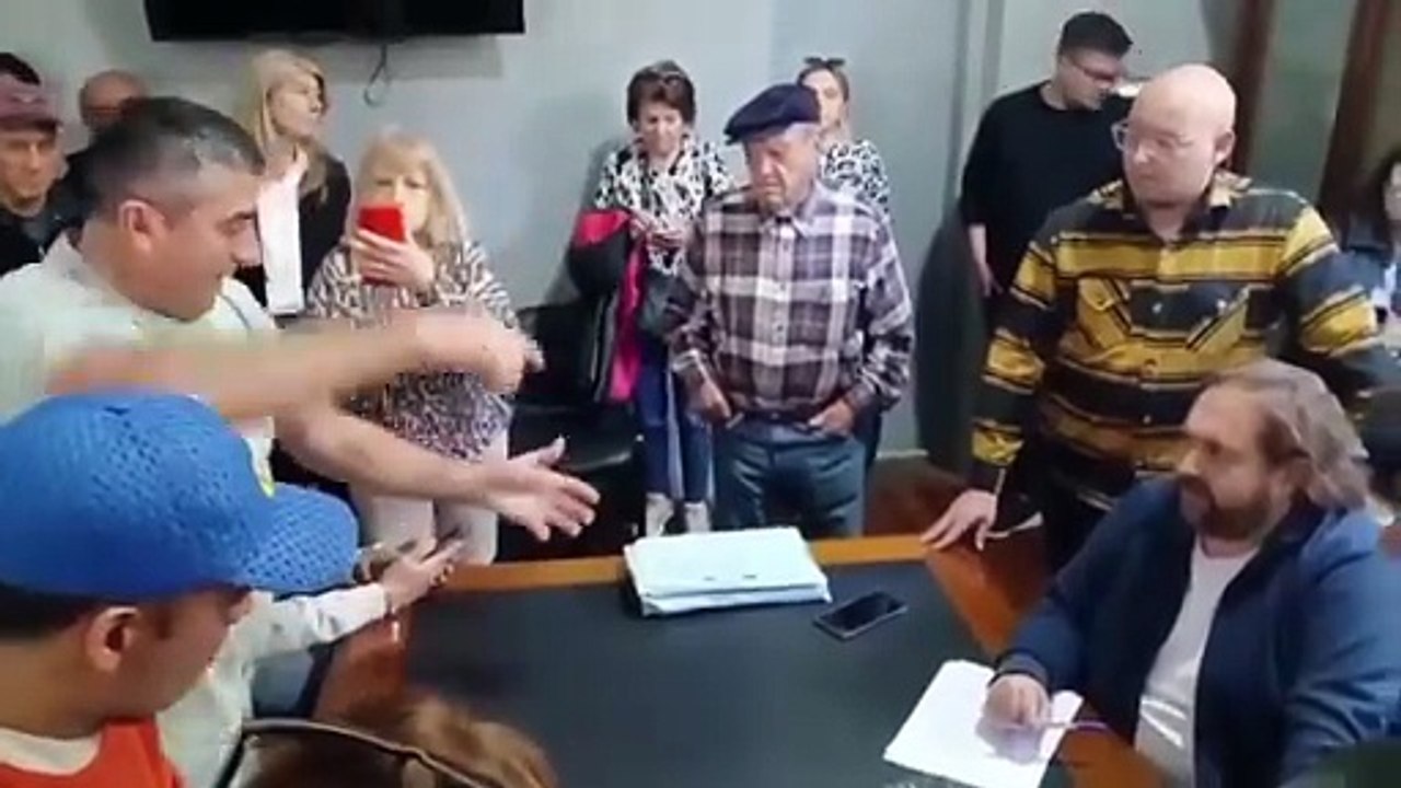 En 9 de Julio productores fueron a reclamar a la intendenta (del PRO/LLA) que los dejó plantados.