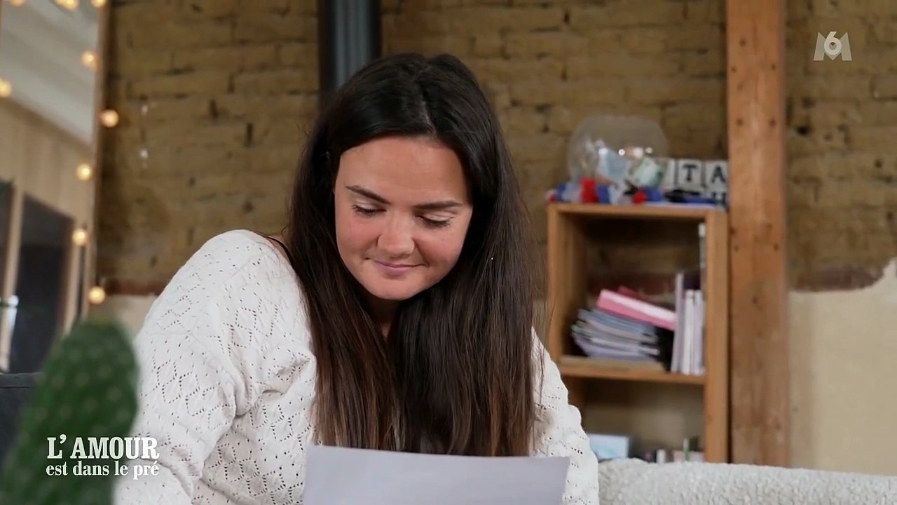 VOICI - "Il est tout nu !" : Célia reçoit une photo improbable d'un prétendant dans L'amour est dans le pré (ZAPTV)