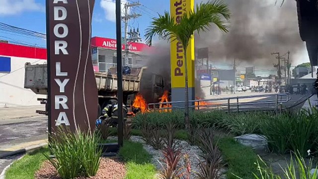 Caminhão-caçamba pega fogo e fica totalmente destruído em Maceió