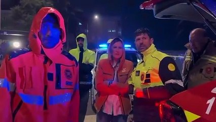La alcaldesa de Valencia desafía al temporal y sigue el operativo con policía y bomberos en El Perellonet