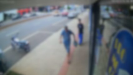 Câmera flagra homem que tentou furtar dois celulares em loja de Cascavel