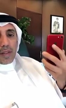 الملياردير الإماراتي محمد خلف الحبتور يستعرض هواتفه المحمولة