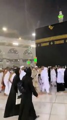 شاهدي رد فعل المعتمرين بعد هطول الأمطار في الحرم المكي