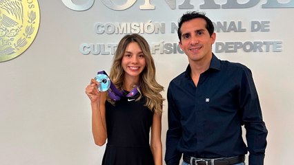 Rommel Pacheco felicita a Alegna González en nombre de CONADE por su medalla en el Mundial de Atletismo