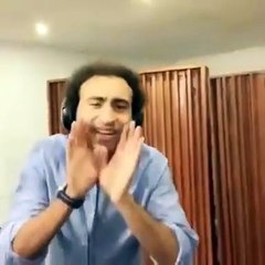 بالفيديو: شاهدي رد فعل تامر حسني على غناء علي ربيع
