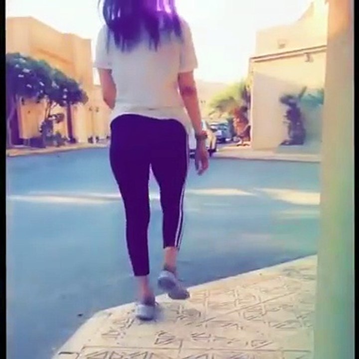 شاهدي بالفيديو ناشطة سعودية تمشي في شوارع الرياض بدون عباءة!