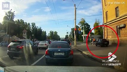 سائق يمشي على الرصيف حتى لا يتوقف في إشارة المرور