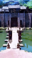 Pria Biasa Menggunakan Kotak Misterius