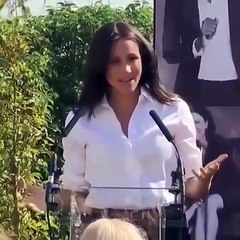 بالفيديو، ميغان ماركل تختار القطع الأساسية للوك رسمي وجدّي