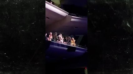 فيديو يُوثِّق لحظة سقوط جينيفر لوبيز من الشرفة خلال عرض فيلمها الجديد