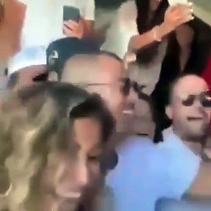 فيديو.. رقص وغناء وأحضان بين الهضبة ودينا الشربيني في اليونان