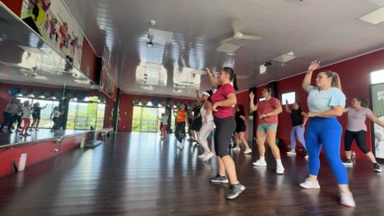 mqn-La clase de zumba que convierte el ejercicio en una fiesta de alegría y ritmo-290925