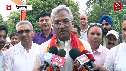 इधर CM धामी ने दी पेपर लीक की CBI जांच की संस्तुति, उधर त्रिवेंद्र के घर फूटे पटाखे और बंटी मिठाई
