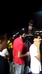 بالفيديو هذا ما فعله مواطنين بعد إلقائهم القبض على سائق حاول إختطاف سيدة لأغتصابها