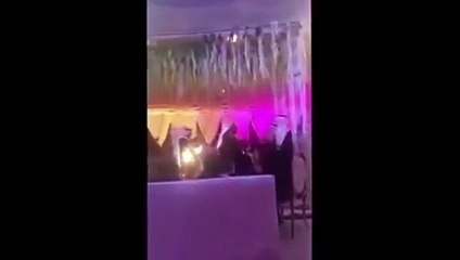 فرقة رجالية ترقص وسط النساء في حفل زفاف سعودي