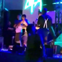شاب يقتحم المسرح في ألمانيا وسط اندهاش رجال الأمن.. اضغطي لمشاهدة الفيديو