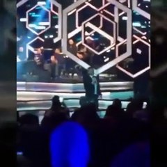 بالفيديو: تامر حسني يهرب من معجبة على المسرح.. اضغطي للمشاهدة