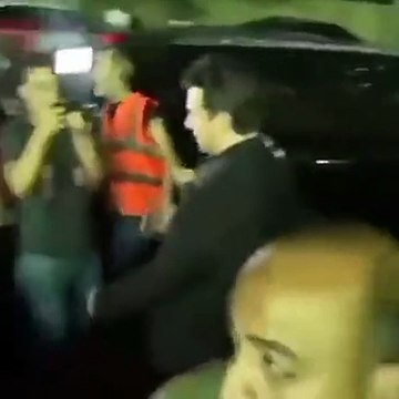 فيديو لحظة انفعال كريم عبد العزيز في عزاء والدة يسرا من هذا الشخص