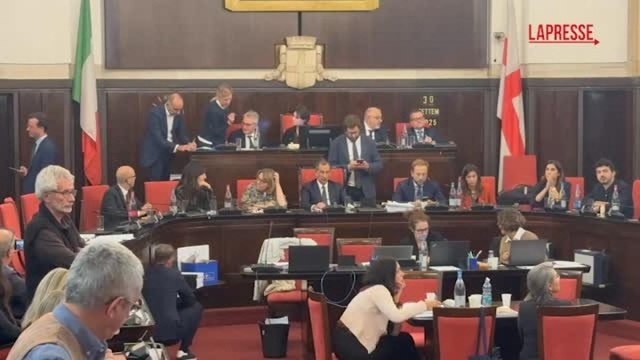 Il Consiglio comunale di Milano approva la vendita di San Siro a Inter e Milan: il sì dell'aula